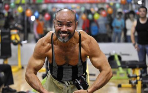 他在水浒中扮演阮小五,60岁还保持健硕身材