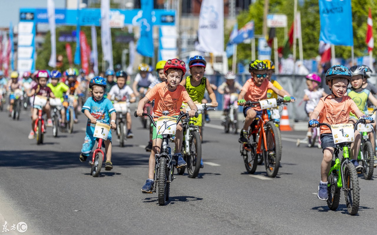 儿童单车比赛(世界上最大的"儿童自行车赛",最小的2岁,完成赛道都有