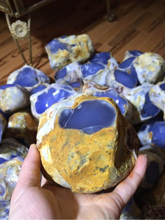 土耳其天然蓝玉髓原石开料,做出的东西堪称完美!