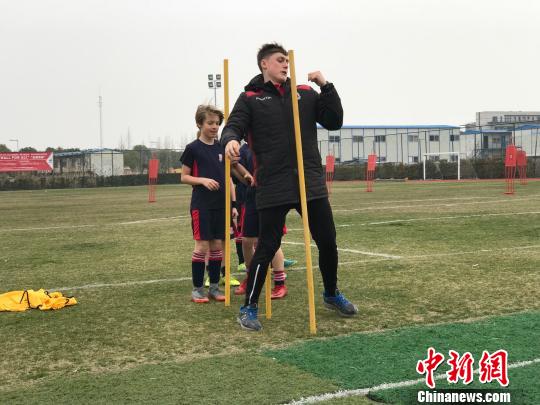 英超人才培训基地在哪里(探访英超斯托克城在沪青训学院 助力中国足球人才培养)