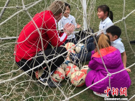 英超人才培训基地在哪里(探访英超斯托克城在沪青训学院 助力中国足球人才培养)