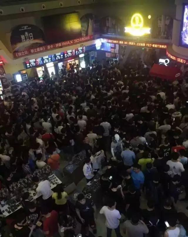 《魔兽》上映当晚，LOL玩家竟在影院大叫德玛西亚，这结果……