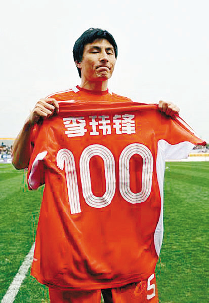 李毅李玮峰(他是中国足坛最后大佬，怒掐日本队长，15天杀死一家中超俱乐部)