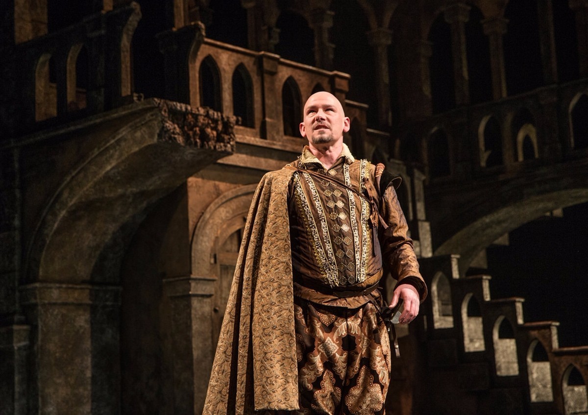 莎士比亚的魔力所在,就是不仅让奥赛罗深受伊阿古的影响,也让我们读者