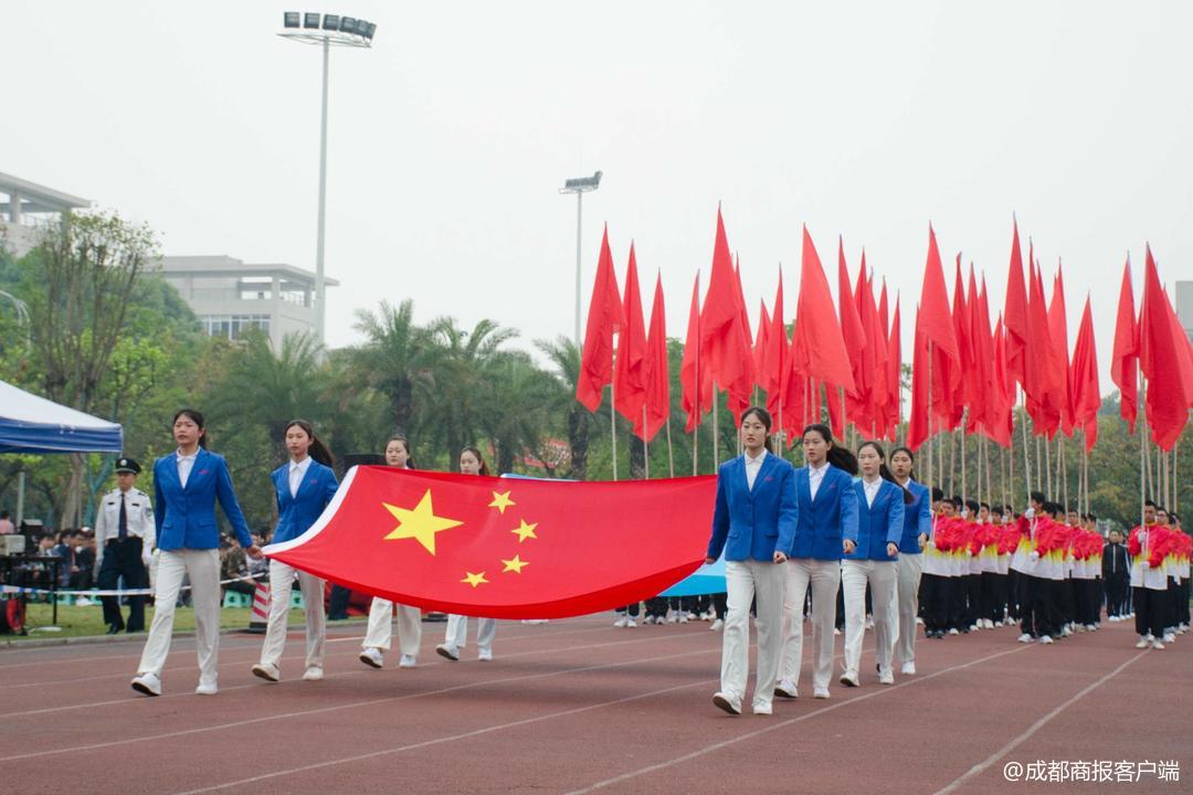 世界杯开幕式护旗(女子国旗护卫队首次亮相川大锦江校运动会，学生直呼：“帅炸”)