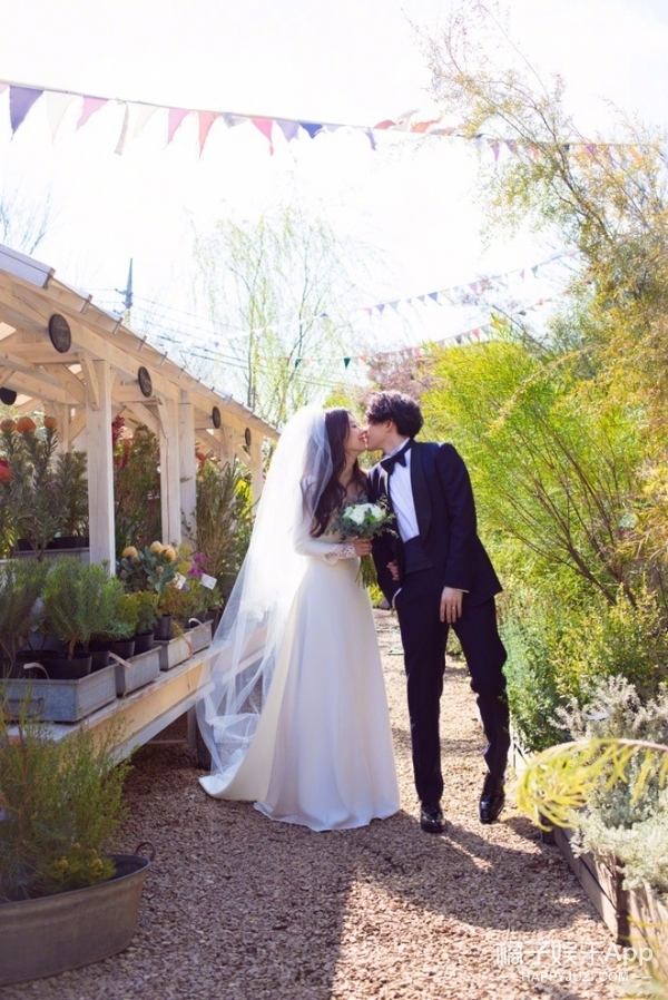 夏雨袁泉婚纱照(夏雨袁泉婚纱照壁纸)-情感知识库-动动脑