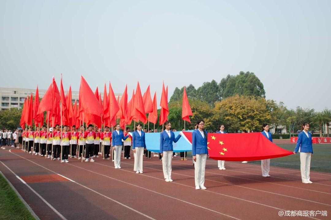 世界杯开幕式护旗(女子国旗护卫队首次亮相川大锦江校运动会，学生直呼：“帅炸”)