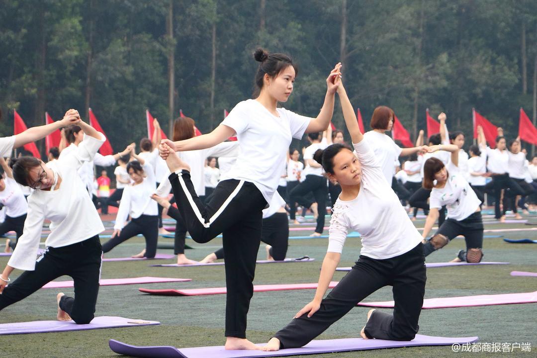 世界杯开幕式护旗(女子国旗护卫队首次亮相川大锦江校运动会，学生直呼：“帅炸”)