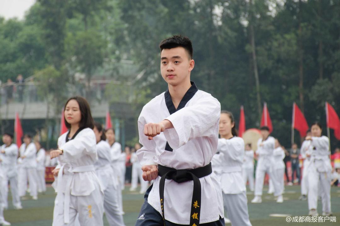 世界杯开幕式护旗(女子国旗护卫队首次亮相川大锦江校运动会，学生直呼：“帅炸”)