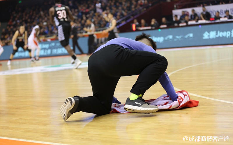 nba擦哥为什么叫擦哥(“擦地哥”孟飞“擦”出了20万年薪 还收到NBA邀请去赛场擦地)