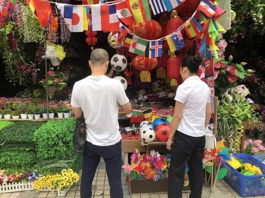 做世界杯期间的生意(荷花池商家：“世界杯生意”就做半个月，32强串旗最好卖)