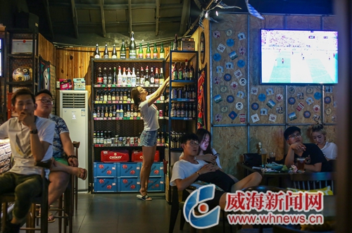 威海足球世界杯烧烤店(世界杯“踢”热威海夜经济 烧烤店客流量明显增多)