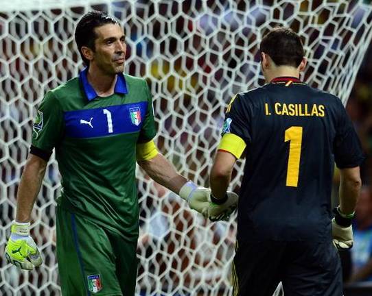 门将卡西为国出战167次(世纪相拥,布冯与卡西,没有胜者,也不说再见!