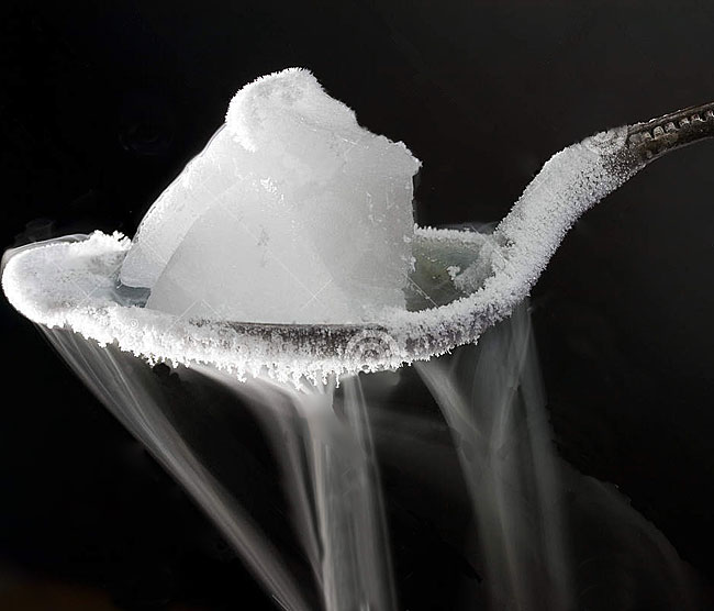 干冰和冰块有什么区别(为什么用干冰保存食品比用冰块更好?