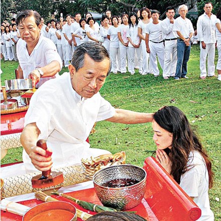 其中据传梁朝伟是白龙王最喜爱的一位弟子,对他非常照顾,甚至还准备将