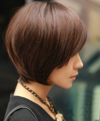 斜刘海女生沙宣头短发发型,圆润的头型打理,与发型的搭配也非常的合拍