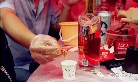 恋上小龙虾世界杯(“白酒恋上小龙虾”，为啥让郑州吃货们美得乐成了花？|名酒)