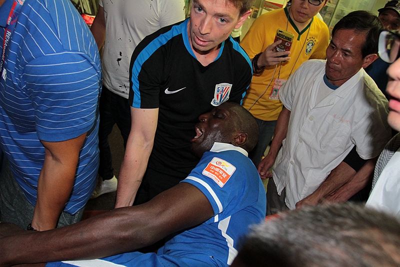 登巴巴德比战断腿 近景看着直叫人心疼