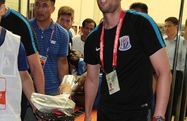 足球怎么算合理冲撞(登巴巴断腿悲剧中超制造,孙祥"暴力不合理冲撞"