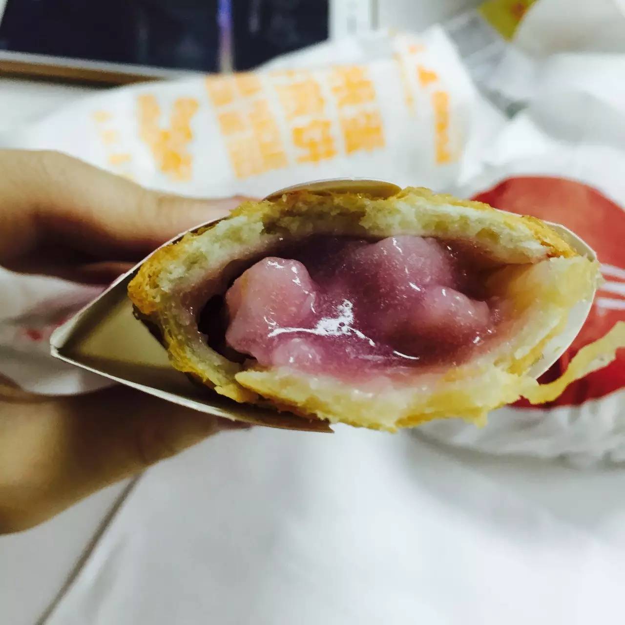 香芋派,真正的芋头在里面,以前吃香芋派总觉得太甜,但现在改善了好多