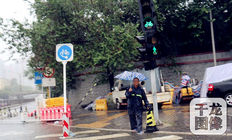 暴雨中，他们坚守，我们安全