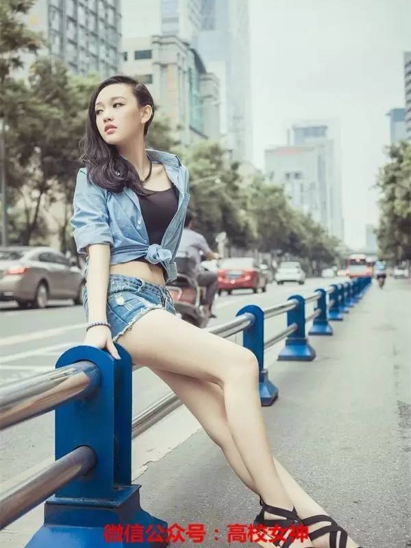 上戏新生女神秀大长腿，露脐照超性感！