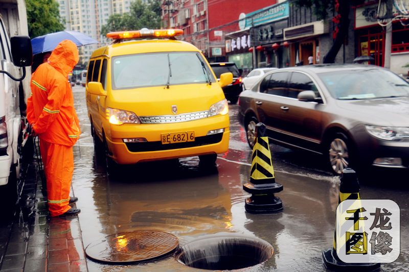 暴雨中，他们坚守，我们安全