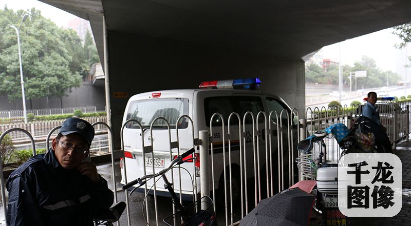暴雨中，他们坚守，我们安全