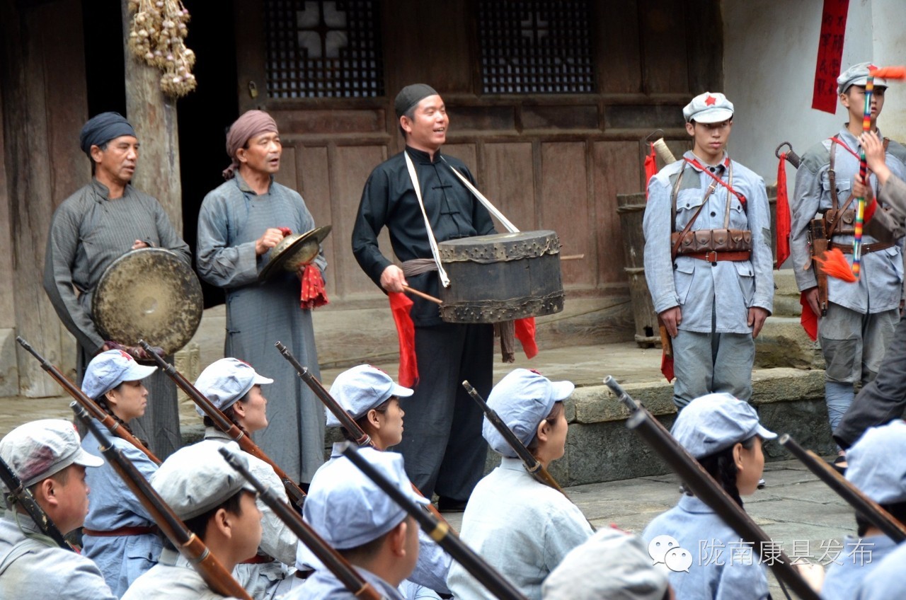 开仓放粮在康县苏维埃临时政府领导下,广大群众一面打富济贫,打开地主