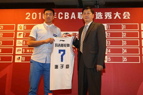 首体股份球员(CBA选秀：北大中锋当选状元 两人落选成最大意外？)