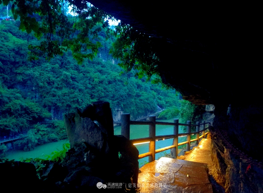 西陵峡口新玩法 夜游奇幻三游洞