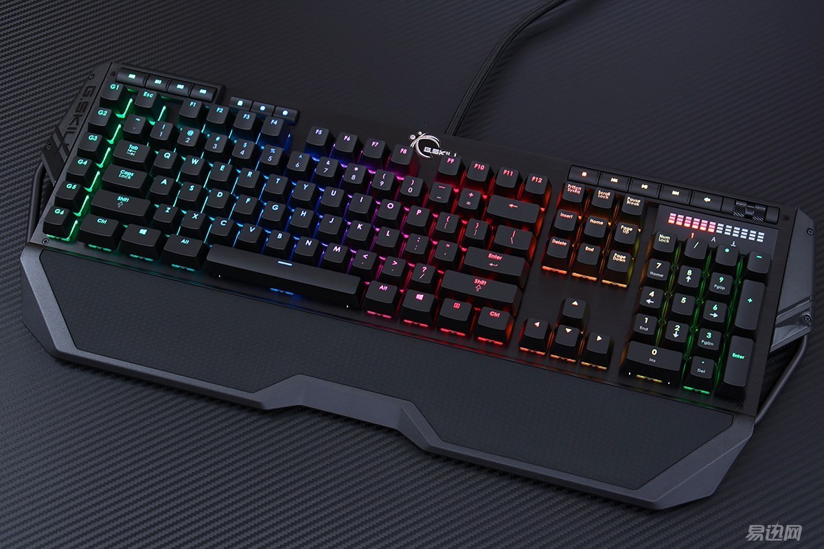 樱桃原厂 rgb 又一力作,芝奇 km780 机械键盘简测!