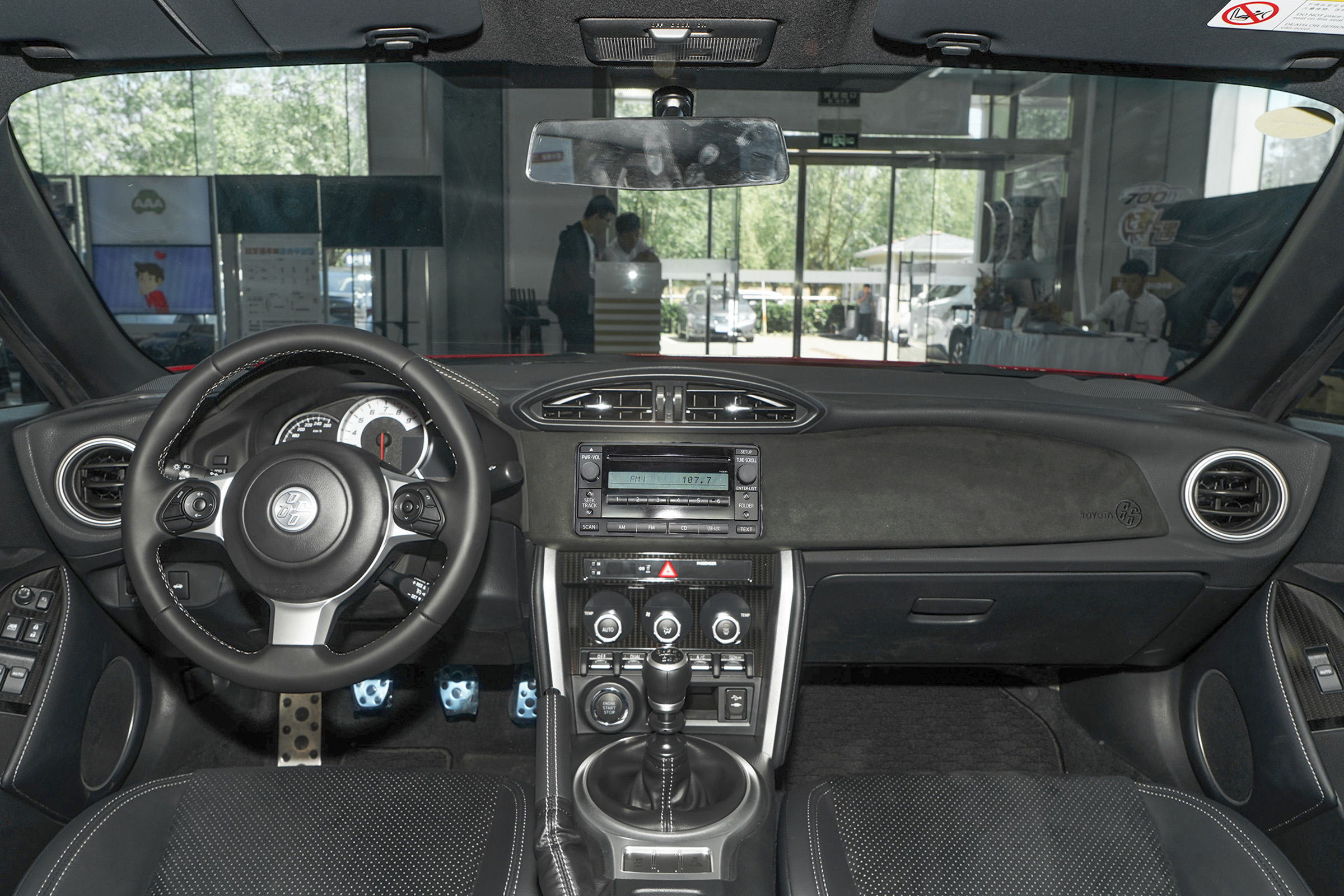 丰田86的内饰布局简约大方,设计也符合年轻人的审美,中控按键的位置