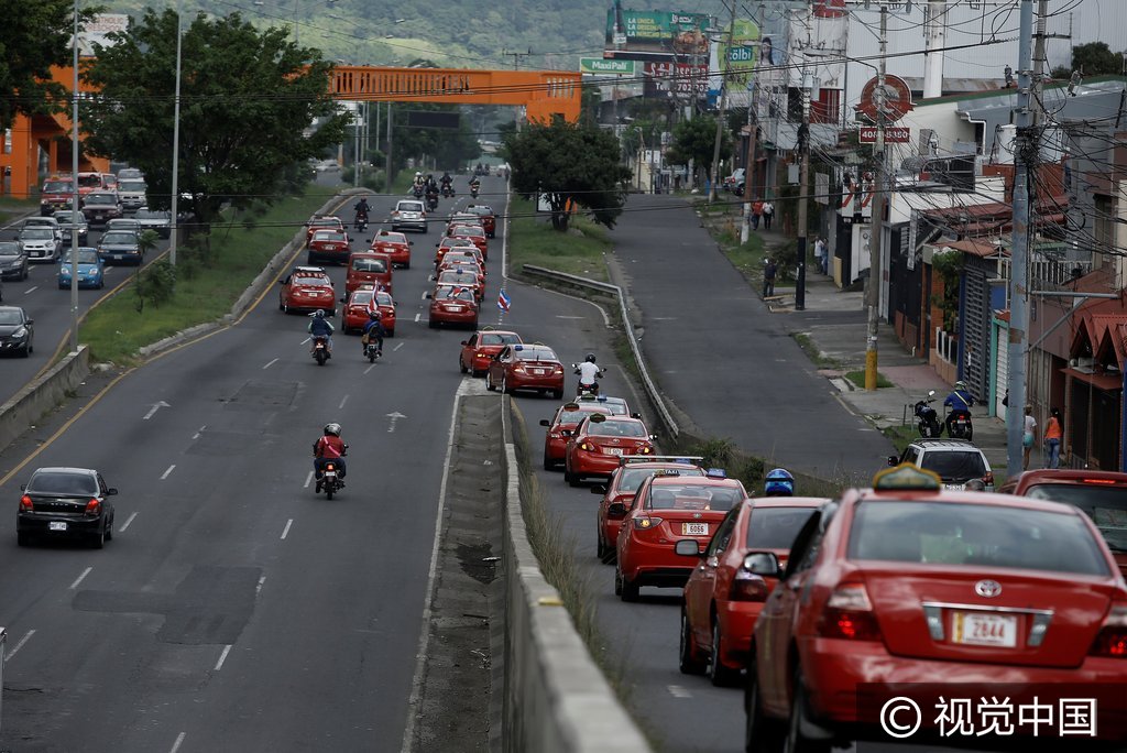 哥斯达黎加出租车司机拥堵道路，抗议打车软件Uber