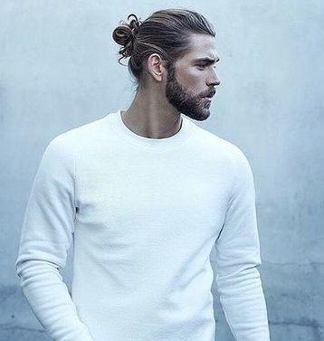 有些时候,型男们的头发稍长一些会将脸庞的线条遮住.