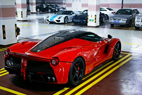 法拉利拉法laferrari还是红色的正点呀!