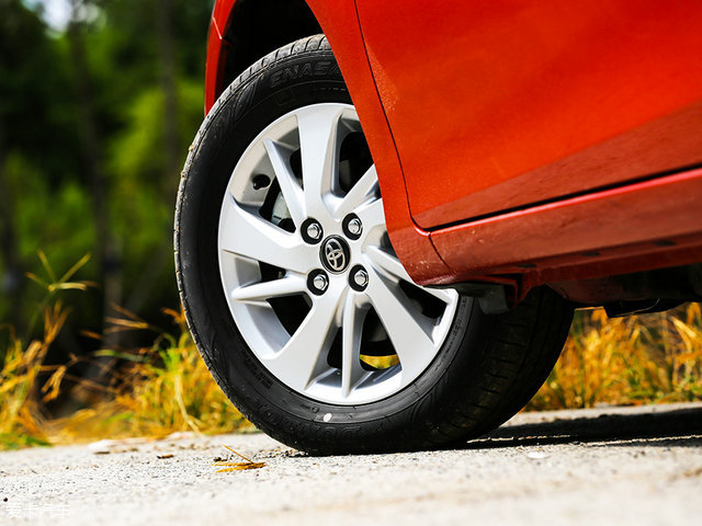 年轻的心由我守护 试驾新YARiS L致炫