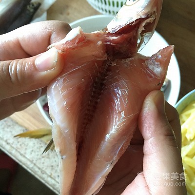 红烧白鱼的做法（鲜美红烧白条鱼的烹饪技巧分享）