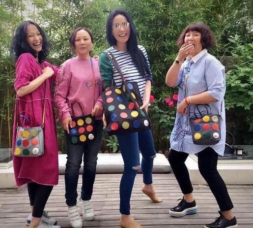 王菲母女三人街拍一家子大长腿 网友留言“好幸福”