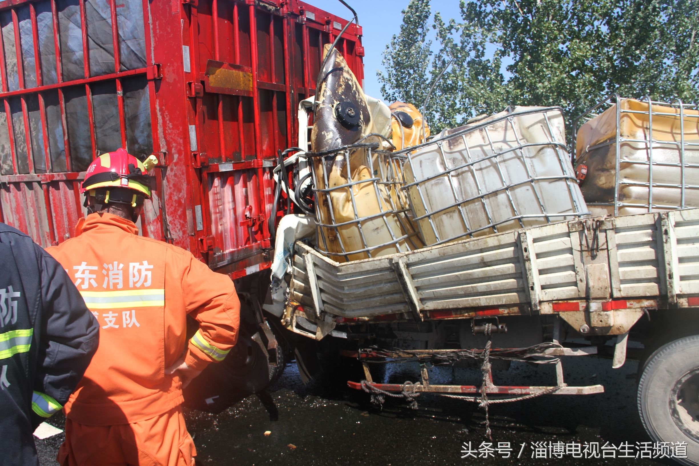 滨博高速淄博高青段中型货车追尾半挂车，货车司机当场被挤身亡。 液压汇 2079