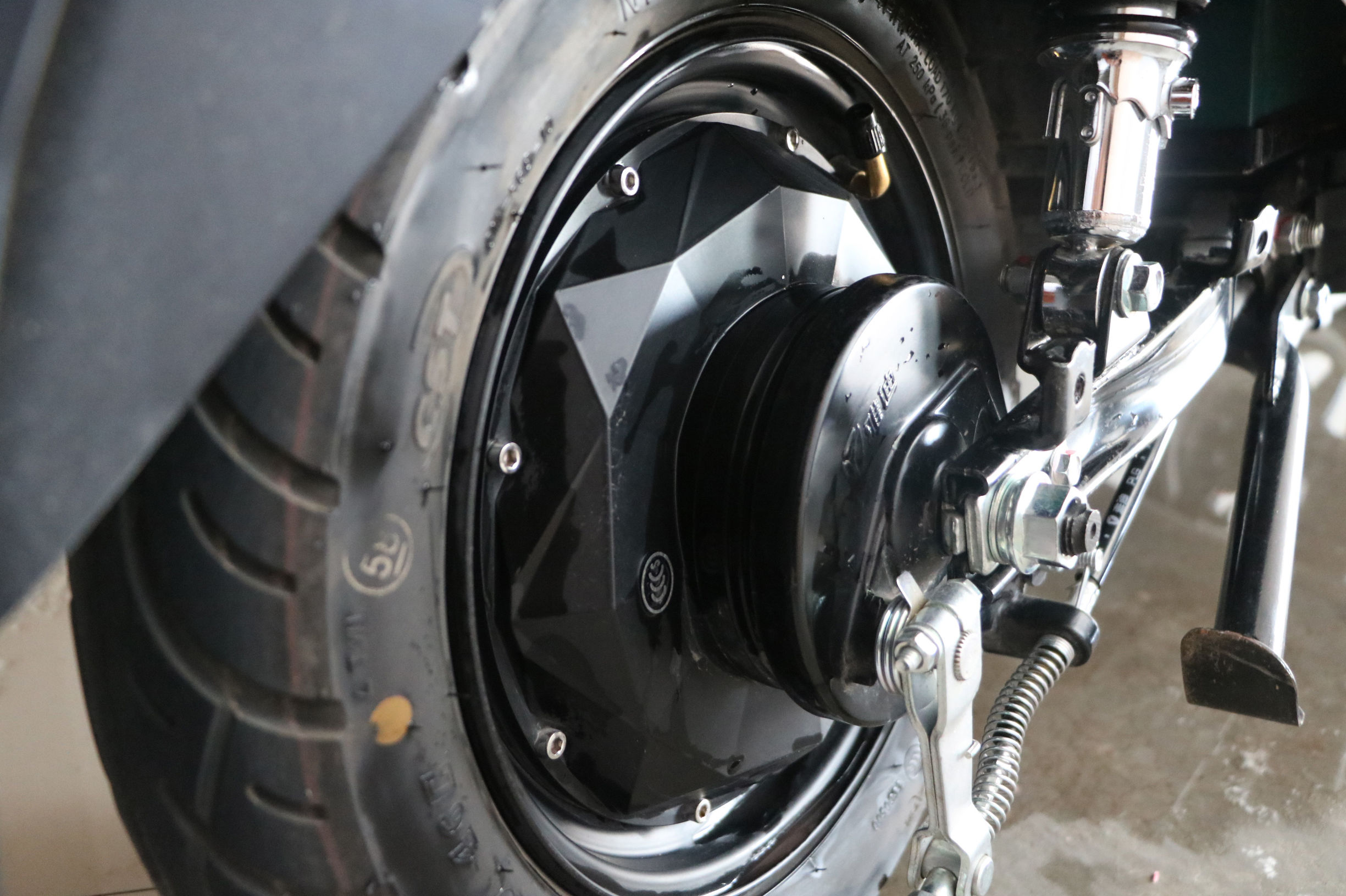 雅迪采用钻石雅迪专用800w 350磁钢电机,采用仿铝钻多面切割技术制造