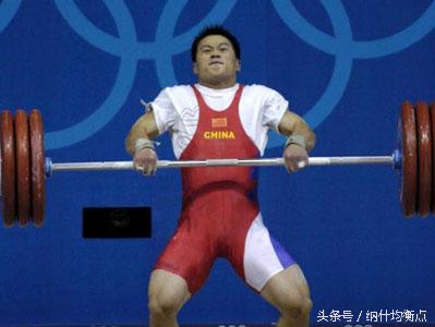 举重运动员一般能举起自身几倍重(中国举重铁汉大器晚成 冒报废风险拿下金牌 腰椎脆弱得像玩具)