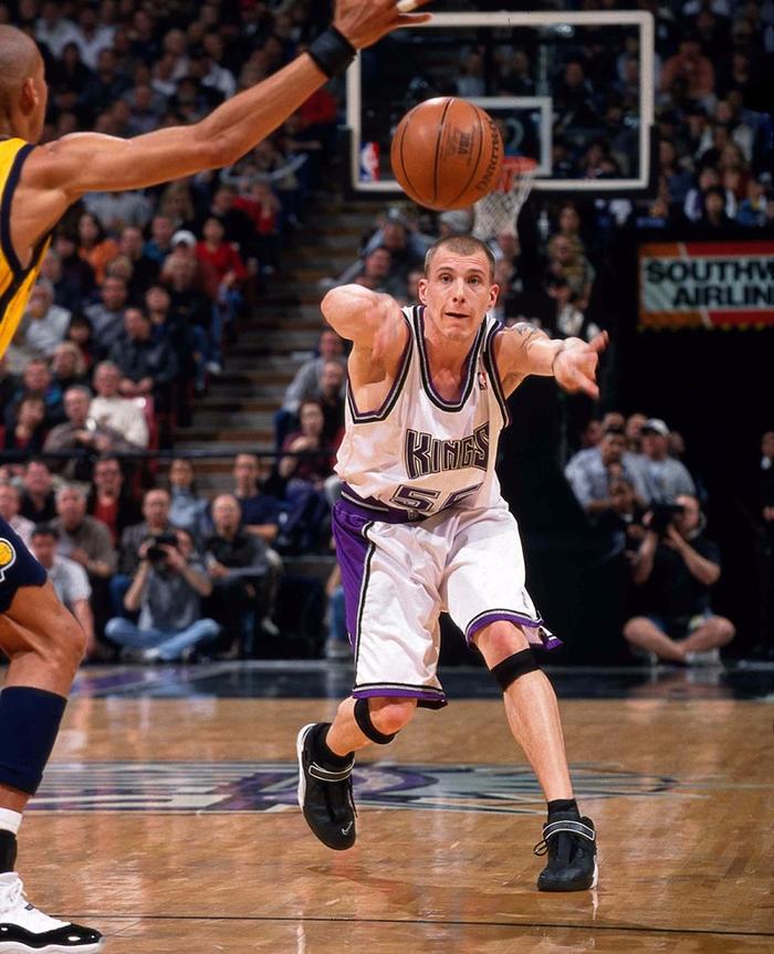 big flyer前后掌开窗气垫的uptempo篮球鞋在当年曾跟随patrick ewing