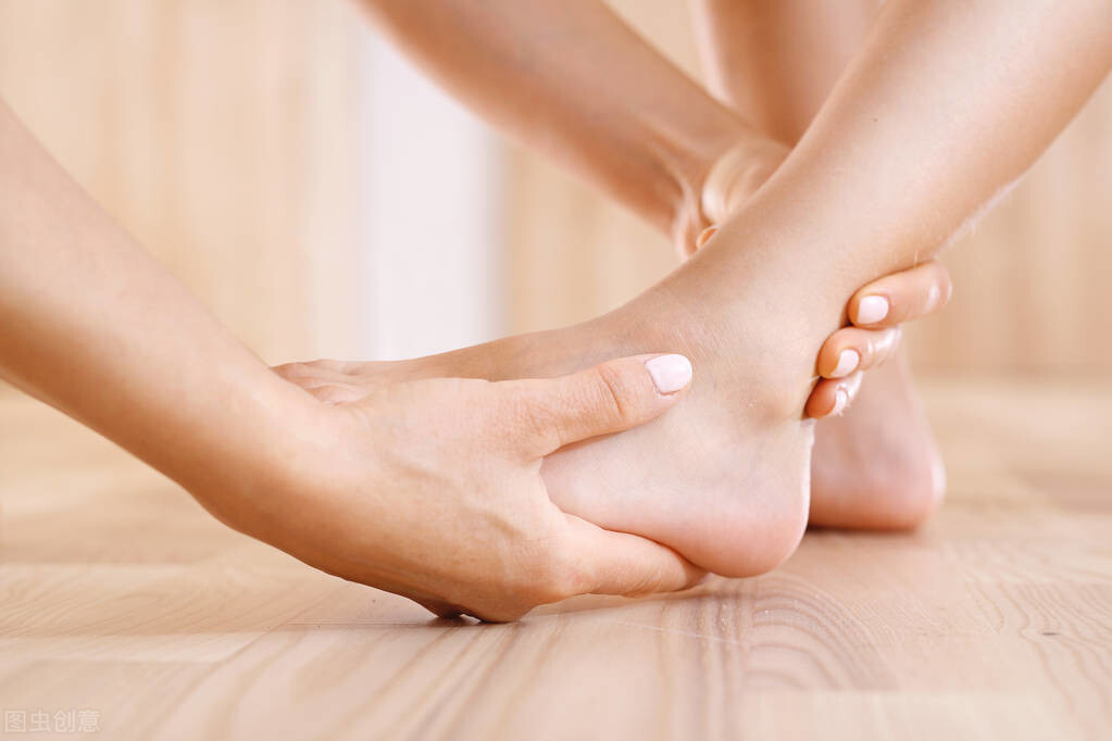 足踝扭伤的3大危害要警惕，2种治疗方法，助你快速康复