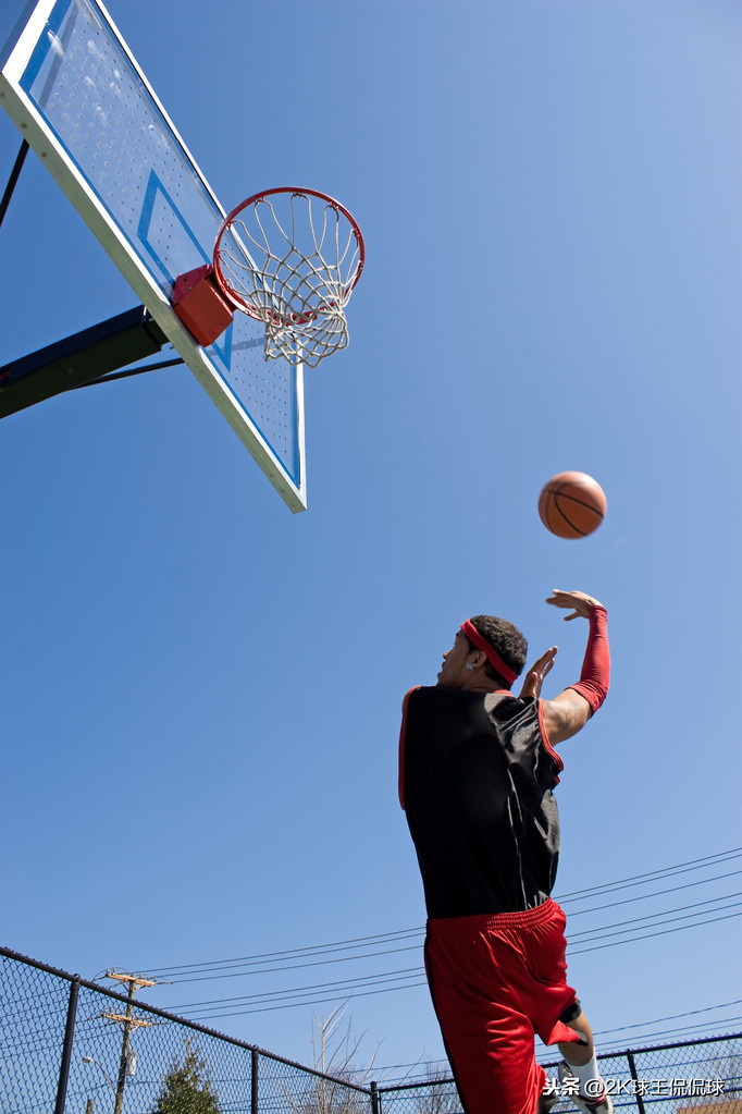 nba投篮胳膊为什么不伸直(勾手投篮实战效果好吗？为何现在NBA几乎没人使用这一技术？)