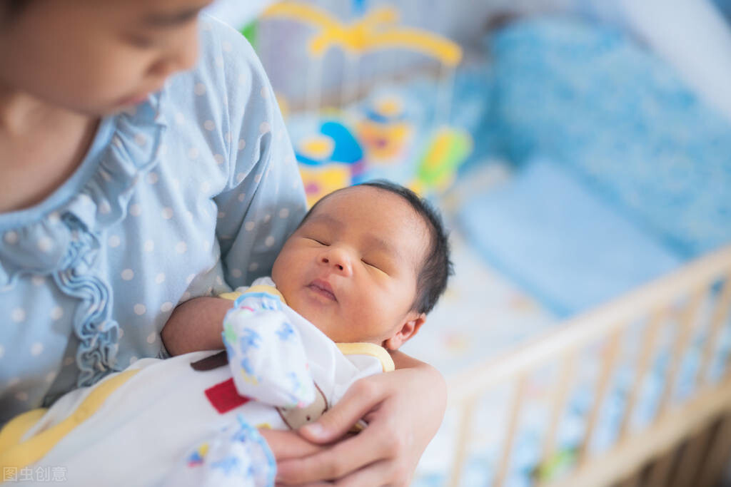 婴儿喝多少毫升奶（宝宝吃多吃少都不对）