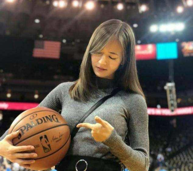 nba女记者都有哪些(被赞“日本超美女记者”，她靠蜂腰翘臀走红，直言更喜欢黑人球员)