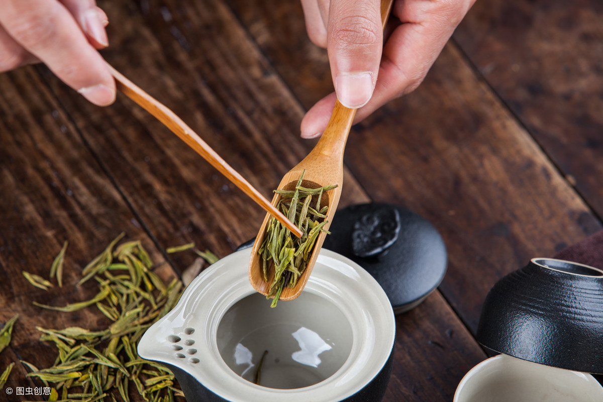 沫饽，汤之华也。华之薄者曰沫，厚者曰饽，轻细者曰花—《茶经》