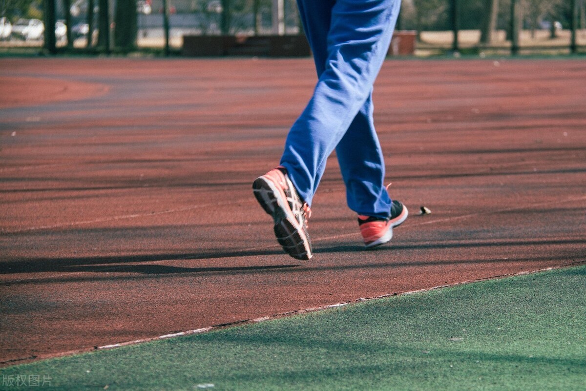 日常跑步技巧和动作要领(坚持跑步有什么益处？3个慢跑技巧，提升训练效果)