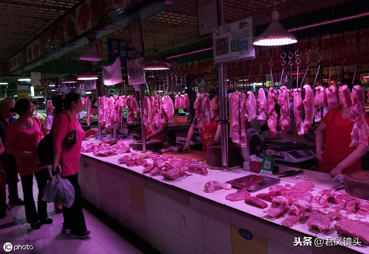 湖北宜昌：猪肉价格高涨 排骨瘦肉30元一斤 销售依然红火
